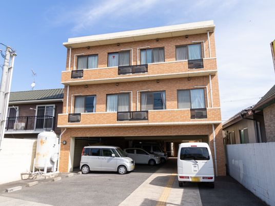 レンガ造りの建物正面