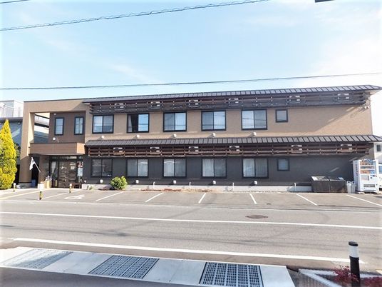 茶色の建物の外観