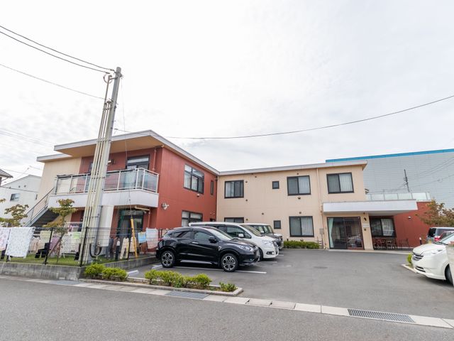 ゆったりとした造りの外観 外観 落ち着いた色合いの建物です。駐車場も完備され、来訪者の利便性に配慮した設計となっております。