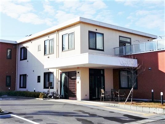 明るく広々とした建物外観