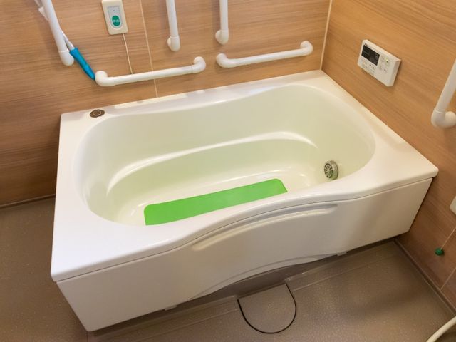 手すり付き浴槽 浴室 手すりが付いた浴槽は安全に配慮されており、リラックスして清潔を保つことができます。安心してご利用いただける環境が整っています。
