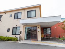 明るい色の建物エントランス