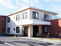 明るい外観の建物エントランス