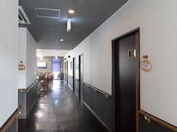 清潔な廊下と休憩中の人々