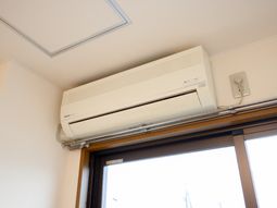 壁掛けエアコンのある部屋