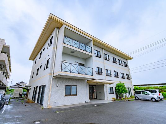 白い建物の外観