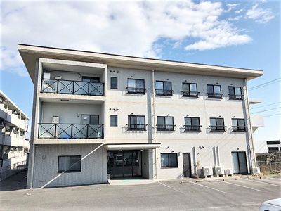 明るい日差しの施設外観