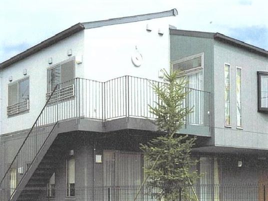 グレーの外壁の建物