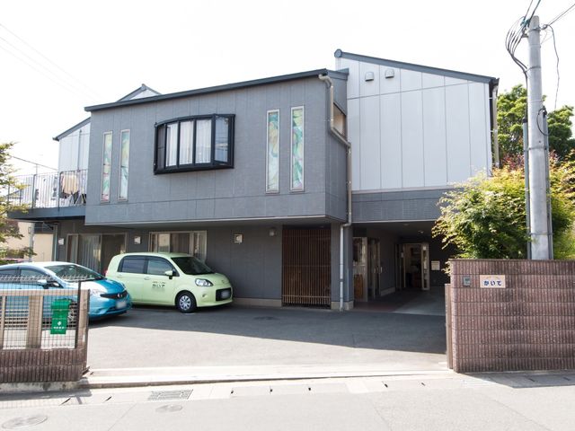 清潔感ある建物外観 外観 開放感のあるエントランスが迎える落ち着いた雰囲気の建物。日々の業務に活気を与える明るい職場環境を提供します。