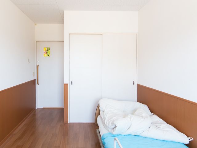 明るく清潔な居室 居室 広々とした明るい居室です。余裕のある空間で、ゆったりと過ごせる設計となっています。