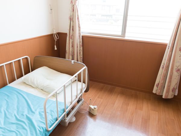 入居者居室のベッドと窓
