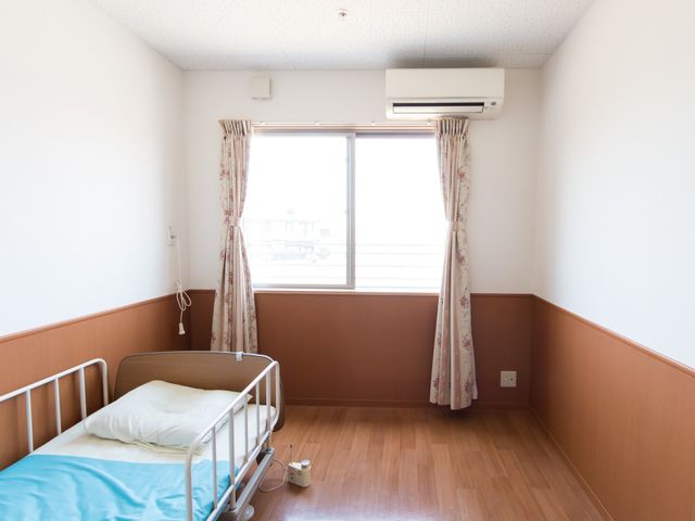 清潔な個室 居室 シンプルで落ち着いた雰囲気の居室です。明るい窓辺には一人が心地よく過ごせる余裕のスペースがあります。