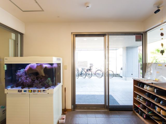 エントランスの水槽と靴棚 玄関 ゆったりとしたエントランスには華やかな水槽が設置され、来訪者を心地よく迎えます。靴を収納するスペースも十分に配慮されています。