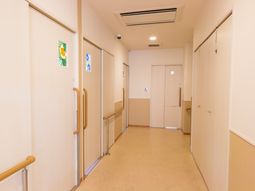 手すり付き廊下の明るい空間
