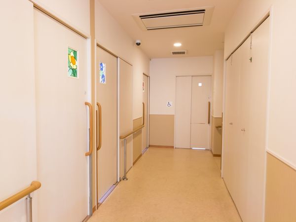 手すり付き廊下の明るい空間