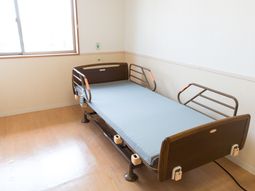 広々明るい個室のベッド