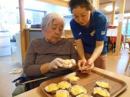料理をする人と支援者