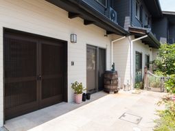 清潔な外観の建物エントランス