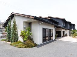 落ち着いた色合いの建物外観
