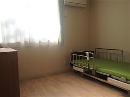 明るい居室の一角