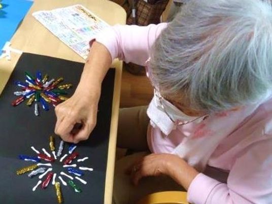 手芸をする高齢者の様子
