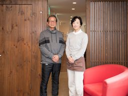 笑顔の男女二人立ち姿