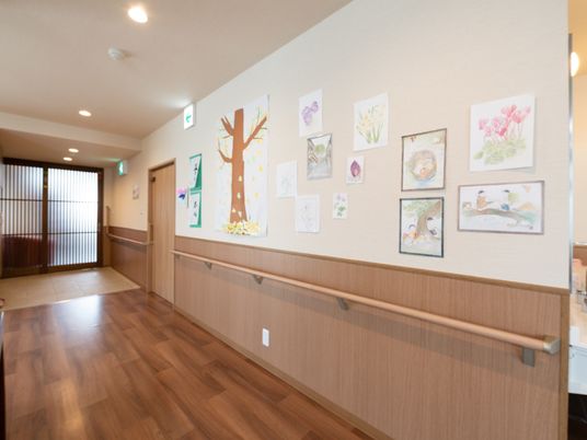 廊下の壁に飾られた絵