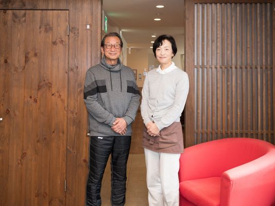 エントランスで笑顔の職員