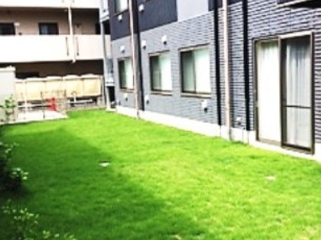 緑の芝生がある中庭 外観 広々とした芝生が心地よい中庭では、利用者の皆様が新鮮な空気を感じながらリラックスした時間をお過ごしいただけます。