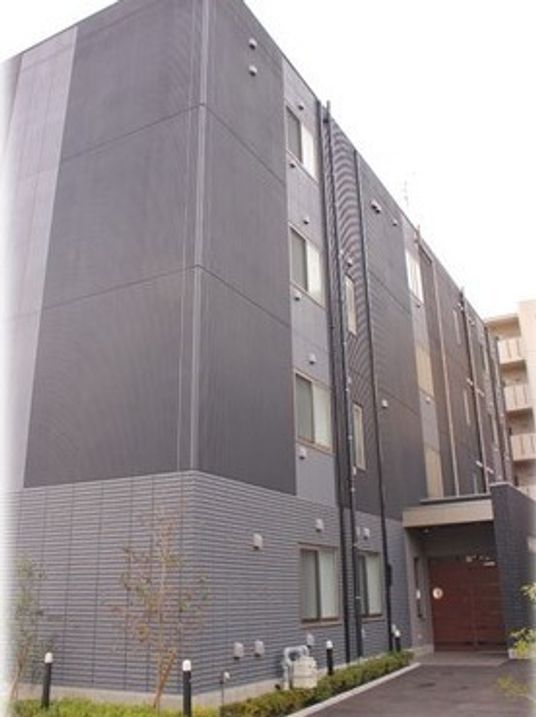 現代的な外観の建物