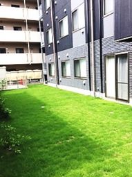 緑の庭付き建物外観