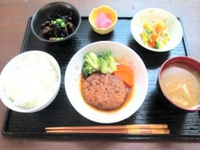 バランスの良い食事セット 食事 栄養バランスを考えた美味しそうな食事がセットされており、健康的な毎日をサポートいたします。