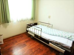 明るい居室の一角