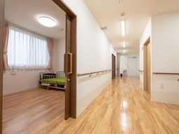 明るい廊下と居室の一角