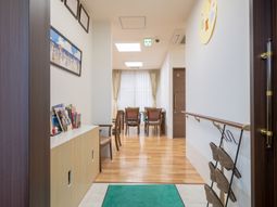 明るい廊下と掲示物