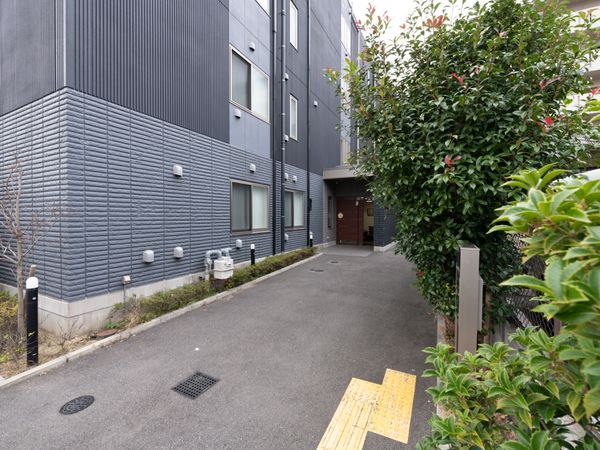 施設の入口と外壁