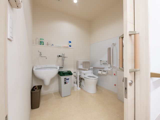 手すり付きの快適トイレ トイレ 安全に配慮されたトイレです。手すりが設置され、利用者の自立を支える環境が整っています。