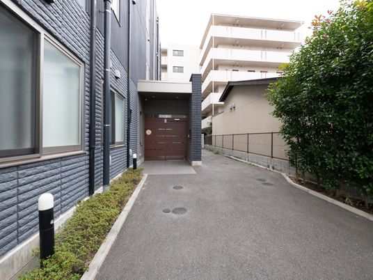 モダンな建物のエントランス
