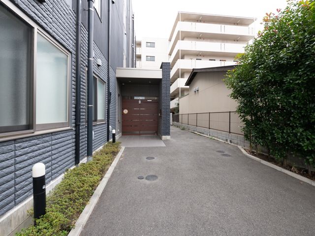 モダンな建物のエントランス