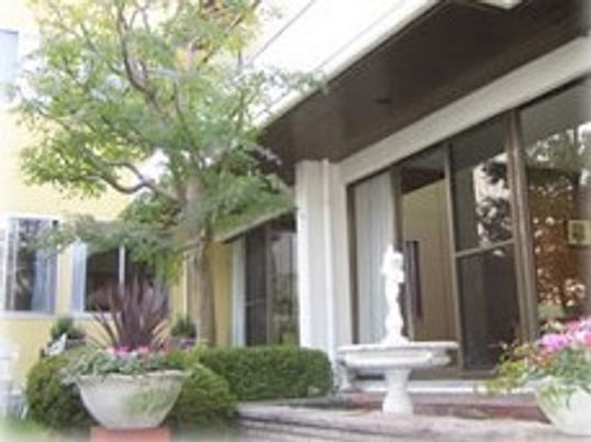 エントランスと緑豊かな庭