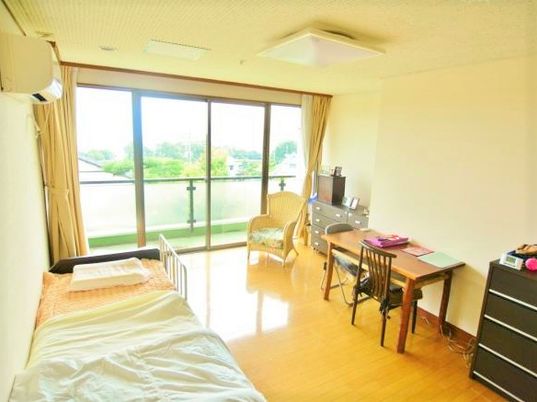 明るい居室の一室