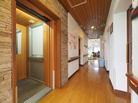 廊下にエレベーターと掲示物
