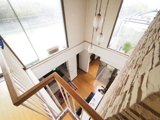 明るい中庭が見える階段