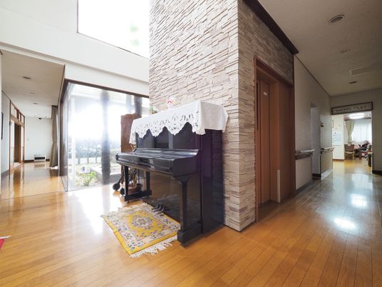 居室のピアノと通路