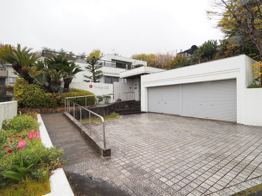 白い建物と庭園の外観