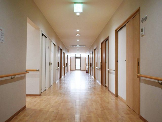明るく広い廊下 廊下 明るい自然光が差し込む広々とした廊下は、両側に手すりが設置されており、安心して歩行できます。