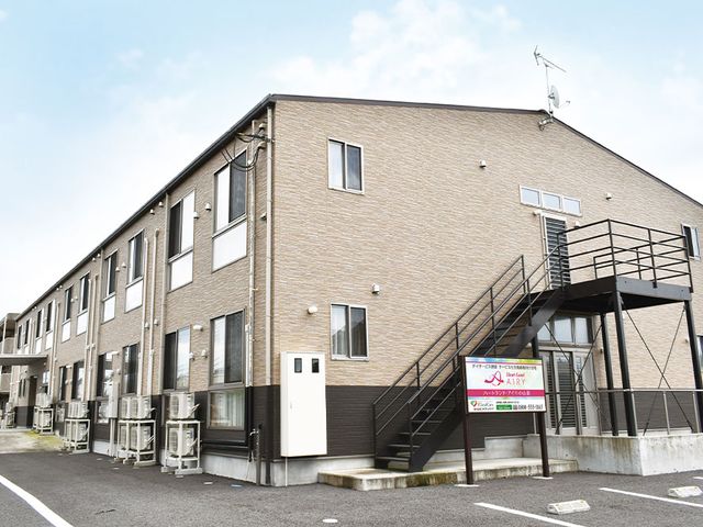 建物外観 外観 広々とした駐車場を備えた施設です。シンプルで落ち着いた色合いが魅力的です。
