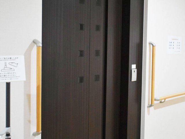 利用しやすいエレベーター エレベーター 広いエレベーターは、大きな荷物や車椅子でも余裕を持って利用できます。安心して移動できる工夫がされています。