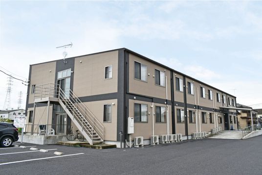 シンプルな建物の外観