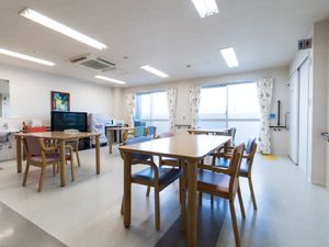 共有スペースの明るい居室
